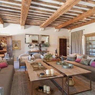 Salon avec poutres apparentes