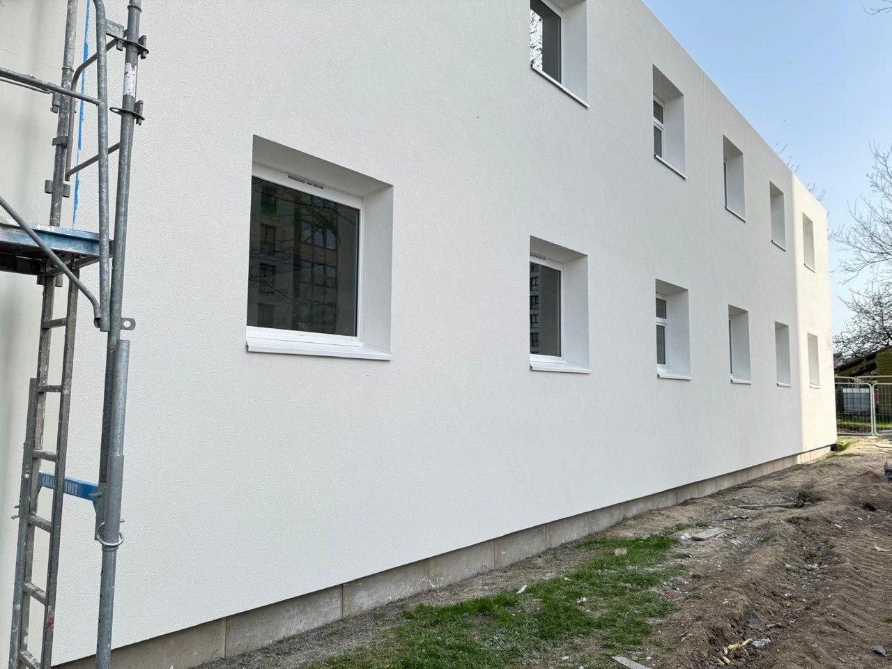 Chantier de rénovation de façade avec échafaudage